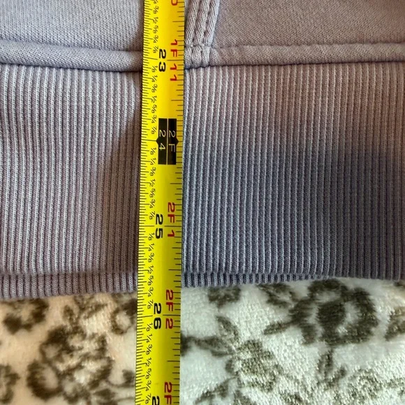 Carhartt women's Lavender Sweatshirt - Picture 7 of 9